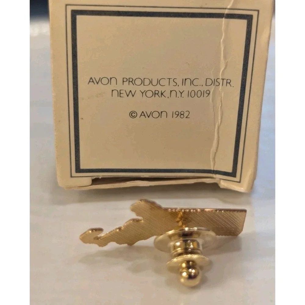 VTG‎ Massachusetts Avon Gold Tone State Shaped Lapel Pin 1.25